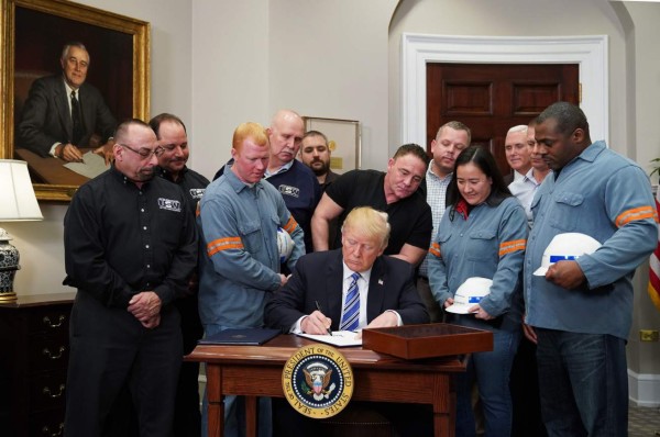 Trump impone aranceles al acero y aluminio pese a advertencias