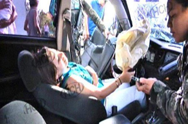 Mujer queda atrapada en su carro tras estrellarse contra poste en Tegucigalpa
