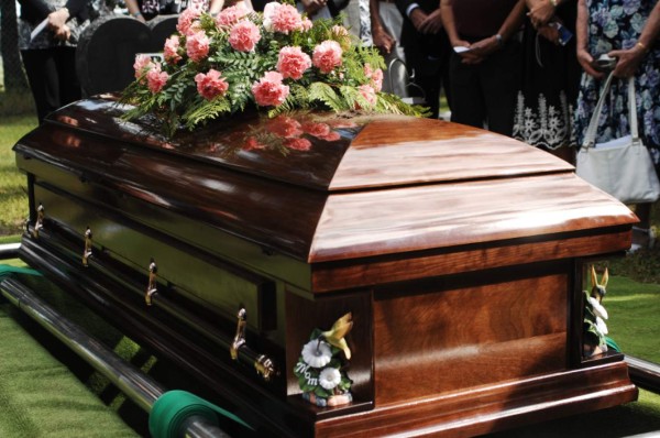 Tras enterrar a su esposa, hombre descubre que está viva