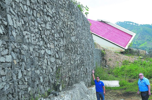 Activan alerta roja, Ciudad del Ángel cede 87 centímetros