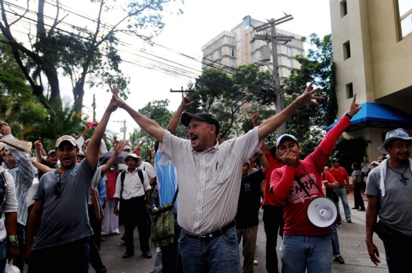 Sigue la protesta de maestros y médicos en Honduras y el Gobierno llama al diálogo