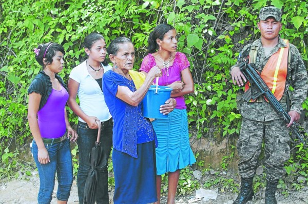 Mineros arriesgan sus vidas para encontrar a sus compareños