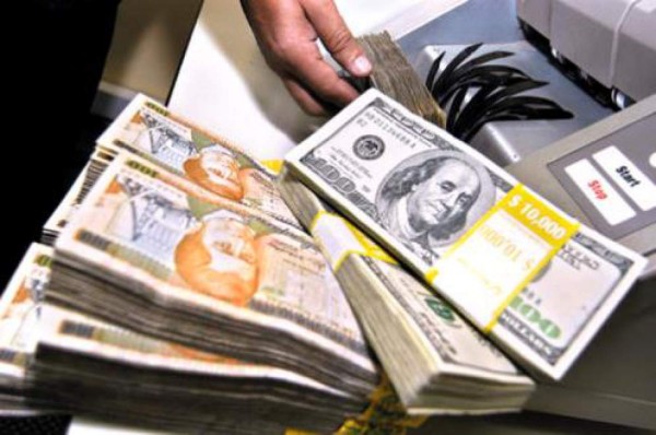 Leve retroceso del lempira ante el dólar