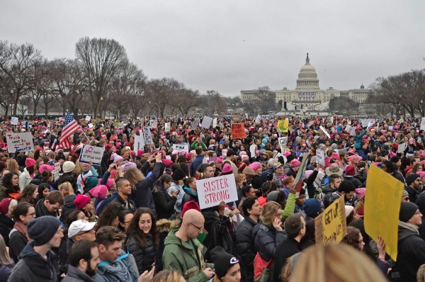 Miles participan en EUA de marchas de mujeres contra Trump