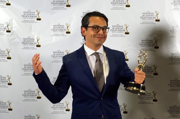 Mario Ramos con la estatuilla del Emmy que ganó en la categoría de producción de campaña de noticias.
