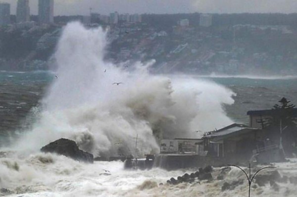 Monstruosas olas de más de 5 metros arrasan costas de Chile