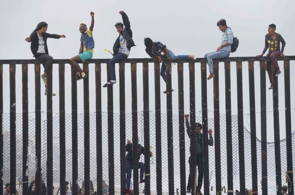 Caravana de migrantes llega al muro de México con EEUU y planean pedir asilo