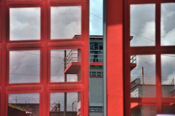 A Military Police officer stands guard at La Jaula, a maximum security unit at Tamara National Penitentiary, in Tamara, Francisco Morazan Department, just north of Tegucigalpa, on October 7, 2019. - La Jaula was converted into a maximum security unit to hold some of the most dangerous criminals in Honduras, including leaders of the Barrio 18 and MS-13 gangs and extortionists. (Photo by Orlando SIERRA / AFP)