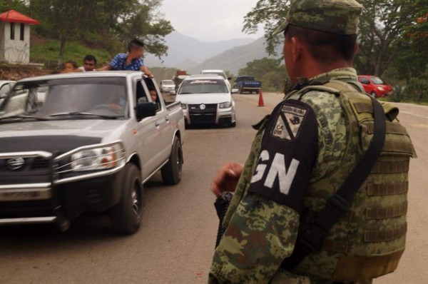 Militares mexicanos cierran el paso a migrantes en el río Suchiate