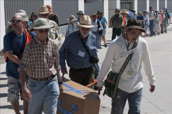 Caminata recorre pasos de migrantes por desierto de Arizona