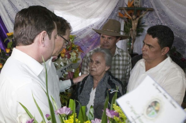 Embajador de EUA llega a velatorio de Berta Cáceres