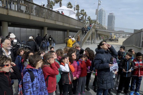 Locura en EUA por primer eclipse total de sol en 99 años