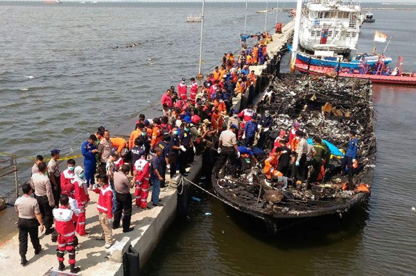Al menos 23 muertos en incendio de barco turístico en Indonesia