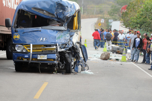 Un muerto y 12 heridos deja choque entre bus y camión