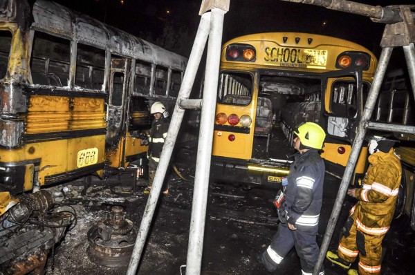 Dentro de taller de mecánica llegan a quemar dos buses