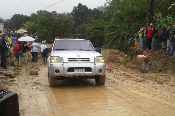 Habilitan paso de carros livianos en falla de carretera de Sonaguera