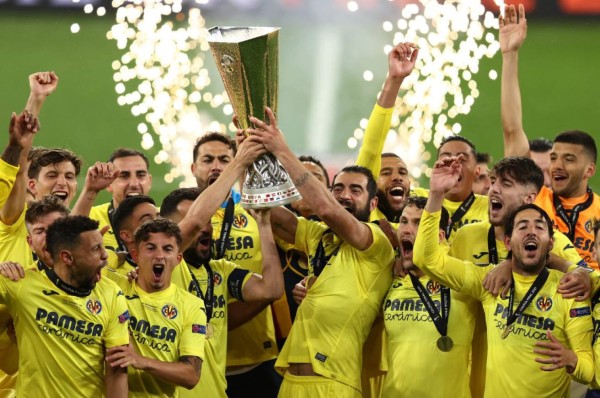 Villarreal's players celebrate with the trophy after winning the UEFA Europa League final football match between Villarreal CF and Manchester United at the Gdansk Stadium in Gdansk on May 26, 2021. (Photo by MAJA HITIJ / POOL / AFP)