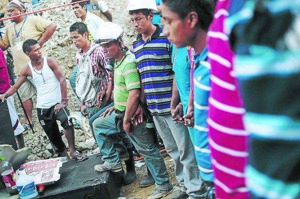 Laberinto de mil túneles complica la búsqueda de mineros en Honduras
