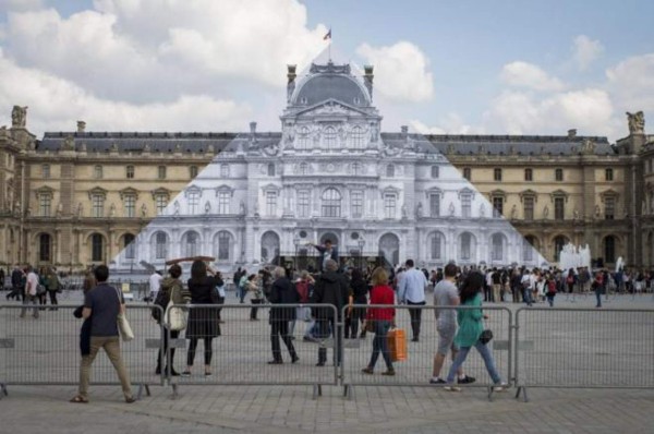 La pirámide del Louvre 'desaparece' por arte de un fotógrafo