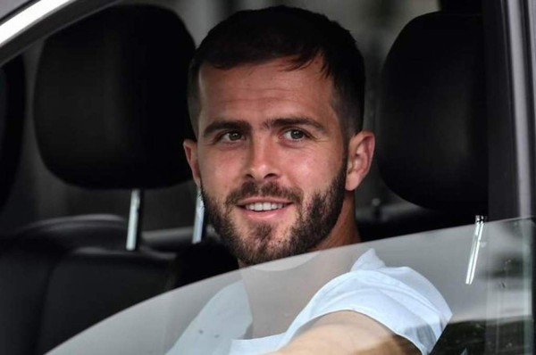 Pjanic da negativo de Covid-19 y se reporta listo para unirse al Barcelona