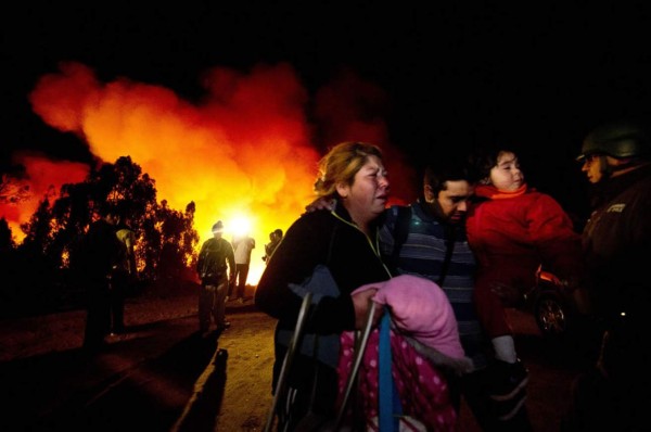 Siguen activos varios focos del incendio en Valparaíso; Envían ayuda