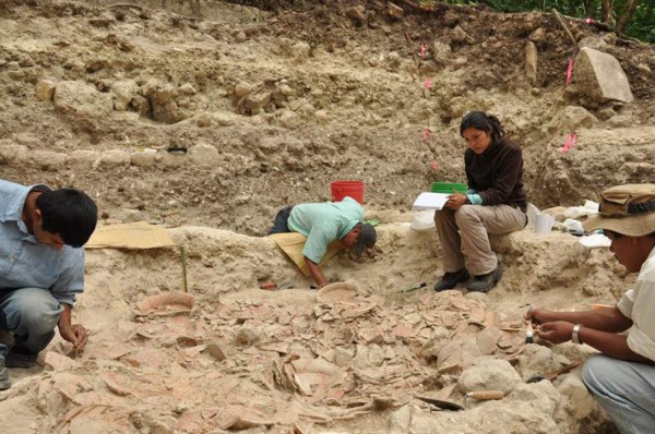 Imagen que muestra a Flory Pinzón (2i), co-directora en Guatemala del proyecto de investigación arqueológica Ceibal-Petexbatún (Guatemala), de la Universidad de Arizona en Tucson. EFE.