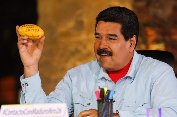 El presidente venezolano le regaló una casa a la mujer que le tiró un mango en la cabeza.