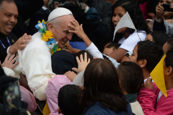 Naturalidad del papa Francisco llenó de anécdotas su primer año