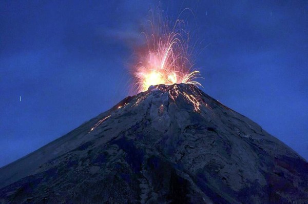 Volcán de Fuego intensifica erupción en Guatemala y alarma a la población