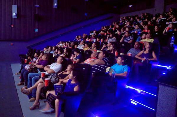 Espectadores disfrutan de un largometraje en una sala de cine sampedrano.