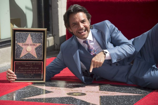 Eugenio Derbez dedica su estrella en Hollywood a los 'hermanos latinos'