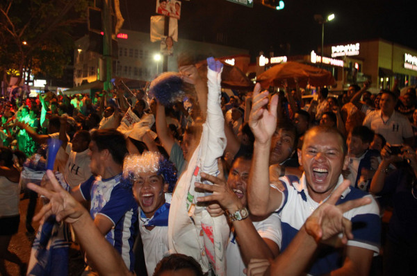 Vídeo: Miles celebran pase de Honduras al Mundial de Brasil 2014