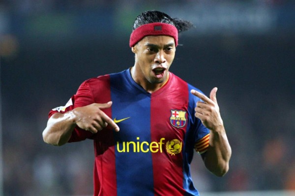 ¡Bombazo en el Barcelona! Ronaldinho cerca de regresar al club