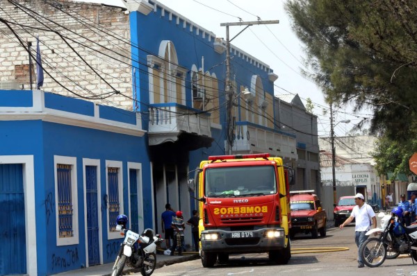 Provocan incendio en sede del Partido Nacional