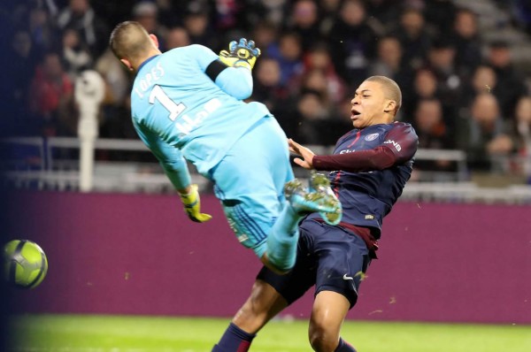 Mbappé es noqueado por portero del Lyon y deja la cancha en camilla