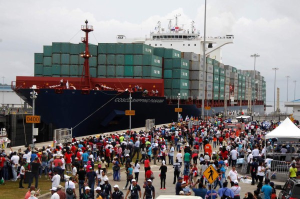 Barco panameño abre tránsito regular por nuevo Canal de Panamá