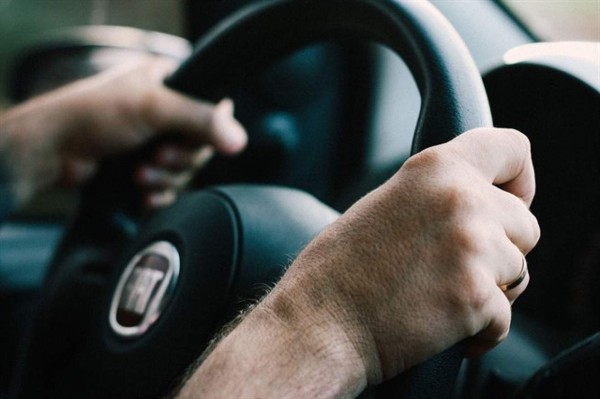 Conductores que tuvieron intimidad dentro de carro en marcha podrían pasar 2 años presos