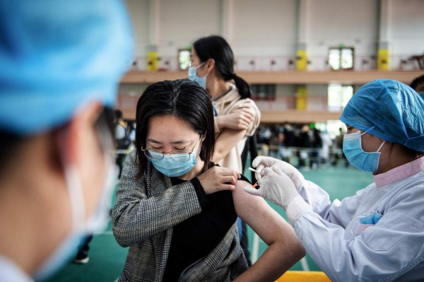 China supera los mil millones de dosis de vacunas anticovid aplicadas a su población