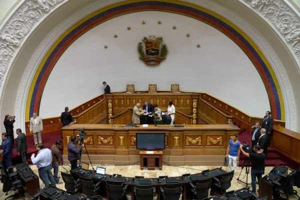 Asamblea venezolana separa a diputados impugnados