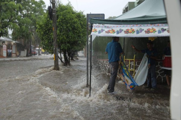 Fuerte lluvia y relámpagos afectan a San Pedro Sula