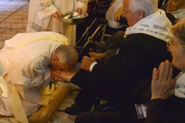 Papa: Lavar los pies a los doce apóstoles representa la imagen de 'un Dios que se ha hecho siervo'