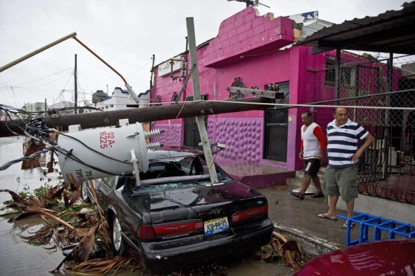 Destrucción y 11,000 evacuados deja Odile al tocar tierra en México