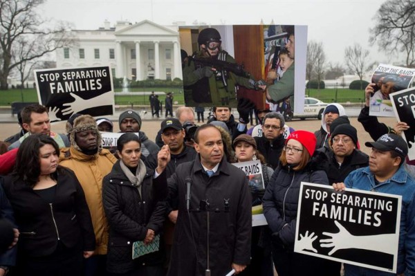 Demócratas critican a Obama por deportaciones