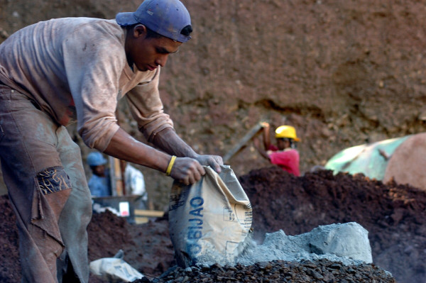Congelan el precio de bolsa de cemento por 30 días más en Honduras