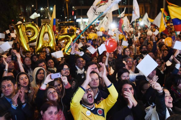 Con plebiscito a la vista, colombianos celebran la firma del acuerdo de paz