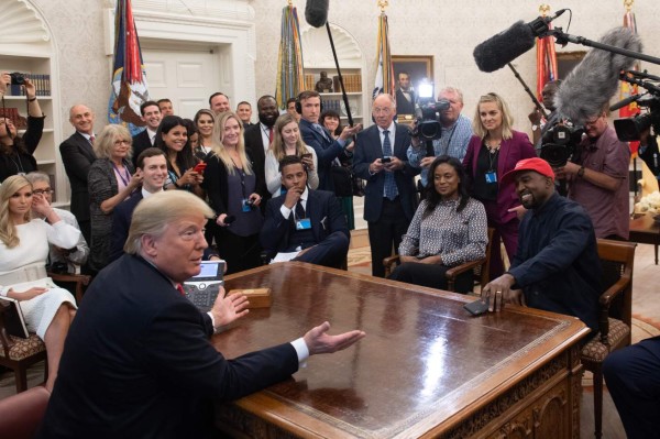 Kanye West se reúne con Trump y lo describe como 'un héroe'