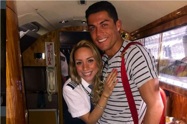 La guapa piloto del jet privado de Cristiano Ronaldo es...¡fan de Messi!