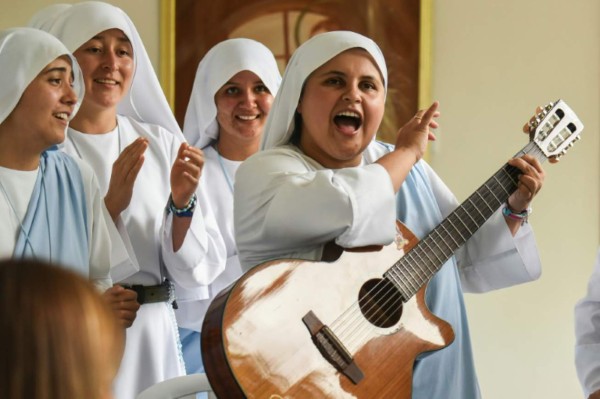 De los Ángeles, la monja rapera que le canta al papa en Colombia