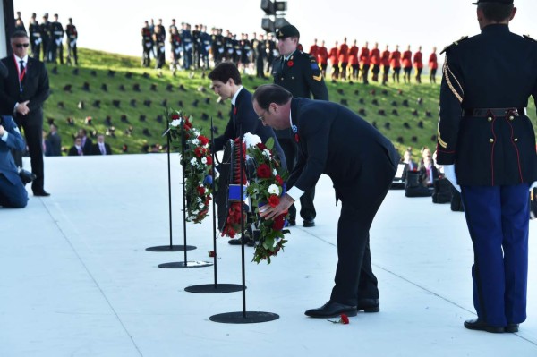Canadian Prime Minister Justin Trudeau (L) and French President Francois Hollande (R) lay wreaths at the Canadian National Vimy Memorial in Vimy, near Arras, northern France, on April 9, 2017, marking the 100th anniversary of the Battle of Vimy Ridge, a World War I battle which was a costly victory for Canada, but one that helped shape the former British colony's national identity. / AFP PHOTO / POOL / Philippe HUGUEN