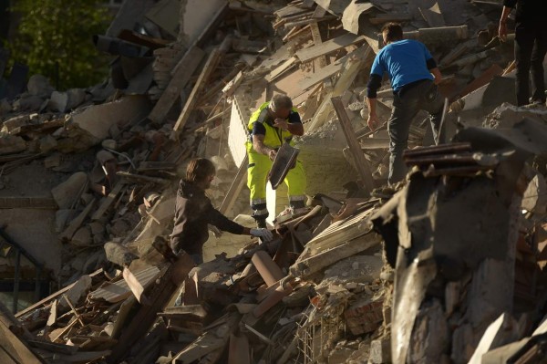 Italia: Rescatistas empiezan la labor contrarreloj